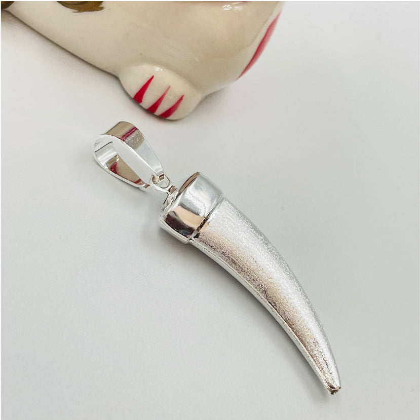 FP565 Colgante Tiger Tooth XL Mate Figura Baño Oro Figuras Bañadas en Oro y Plata hecho de Bronce Bañado en Plata 50 ml Joyas Bañadas en Plata