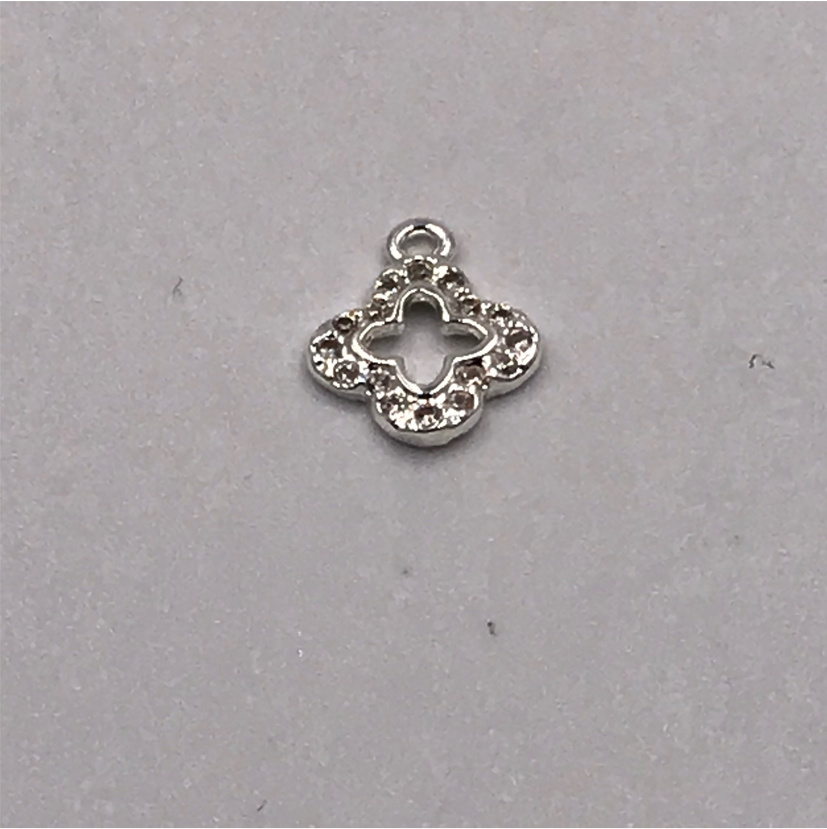 FP568 Trébol Cruz Calada Circones 10 mm Figura Baño Plata Figuras Bañadas en Oro y Plata hecho de Bronce Bañado en Plata 50 ml