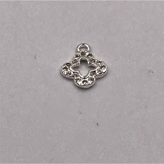 FP568 Trébol Cruz Calada Circones 10 mm Figura Baño Plata Figuras Bañadas en Oro y Plata hecho de Bronce Bañado en Plata 50 ml