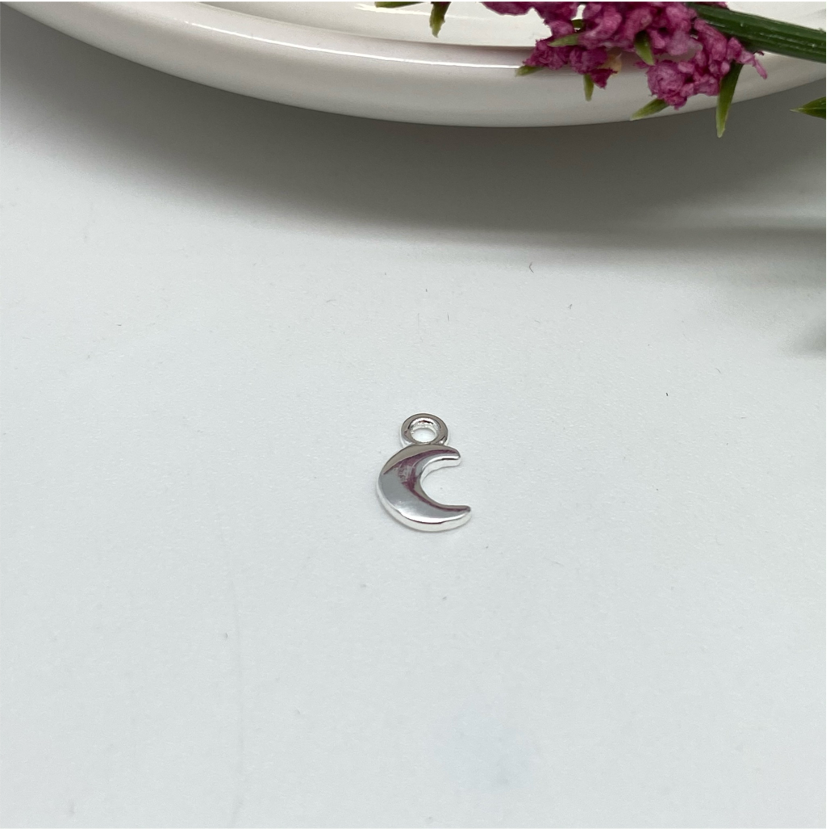 FP615 Luna Lisa Petite 6 x 5 mm Figura Baño Plata Figuras Bañadas en Oro y Plata hecho de Bronce Bañado en Plata 50 ml Joyas Bañadas en Plata