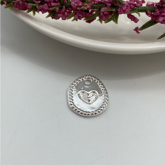 FP676 Colgante Ovalado Irregular Corazón 15 x 13 mm Figura Baño Plata Figuras Bañadas en Oro y Plata hecho de Bronce Bañado en Plata 50 ml