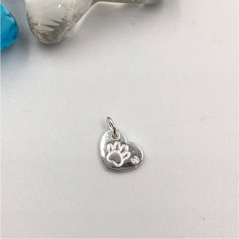FP726 Mini Corazón Patita de Perro estampada y 1 Circón 9 x 6 mm Figura Baño Plata Figuras Bañadas en Oro y Plata hecho de Bronce Bañado en Plata 50 ml Joyas Bañadas en Plata
