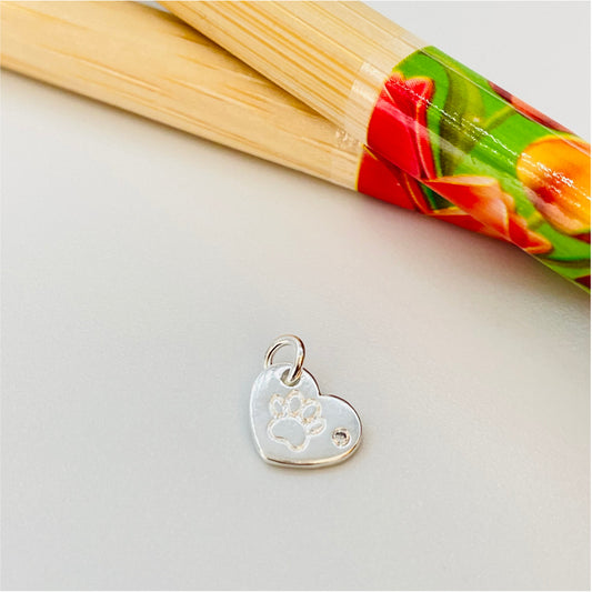 FP726 Mini Corazón Patita de Perro estampada y 1 Circón 9 x 6 mm Figura Baño Plata Figuras Bañadas en Oro y Plata hecho de Bronce Bañado en Plata 50 ml Joyas Bañadas en Plata
