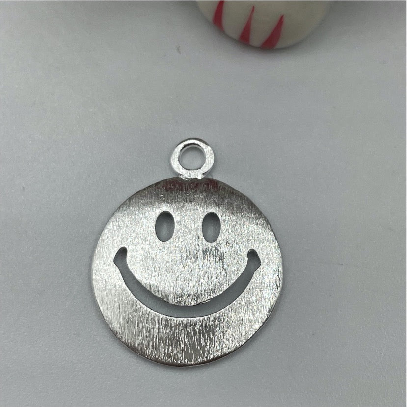 FP751 Colgante Carita Smile Lijado 20 mm Figura Baño Plata Figuras Bañadas en Oro y Plata hecho de Bronce Bañado en Plata 50 ml Joyas Bañadas en Plata