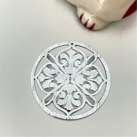 FP764 Mandala Redonda Calada con diseño flor 25 mm Figura Baño Plata Bases de Aros Bañadas en oros y Plata hecho de Bronce Bañado en Plata 50 ml Joyas Bañadas en Plata