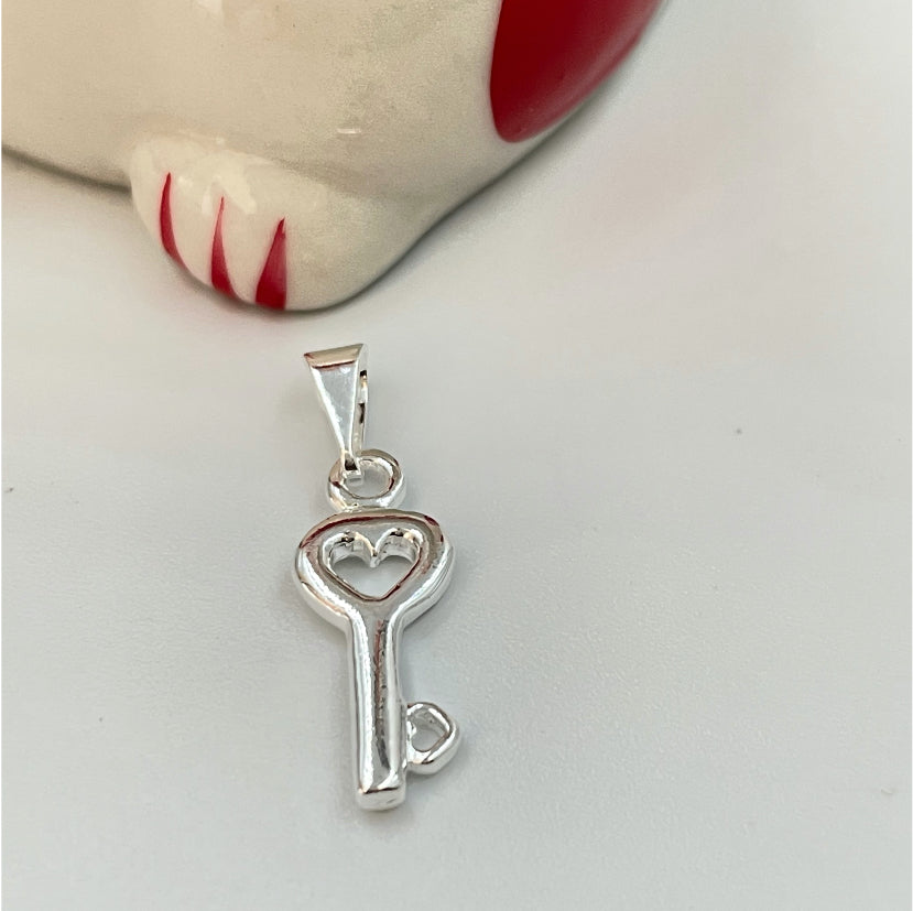FP772 Colgante Llave Corazón 12x8 mm más balier Figura Baño Plata Figuras Bañadas en Oro y Plata hecho de Bronce Bañado en Plata 50 ml