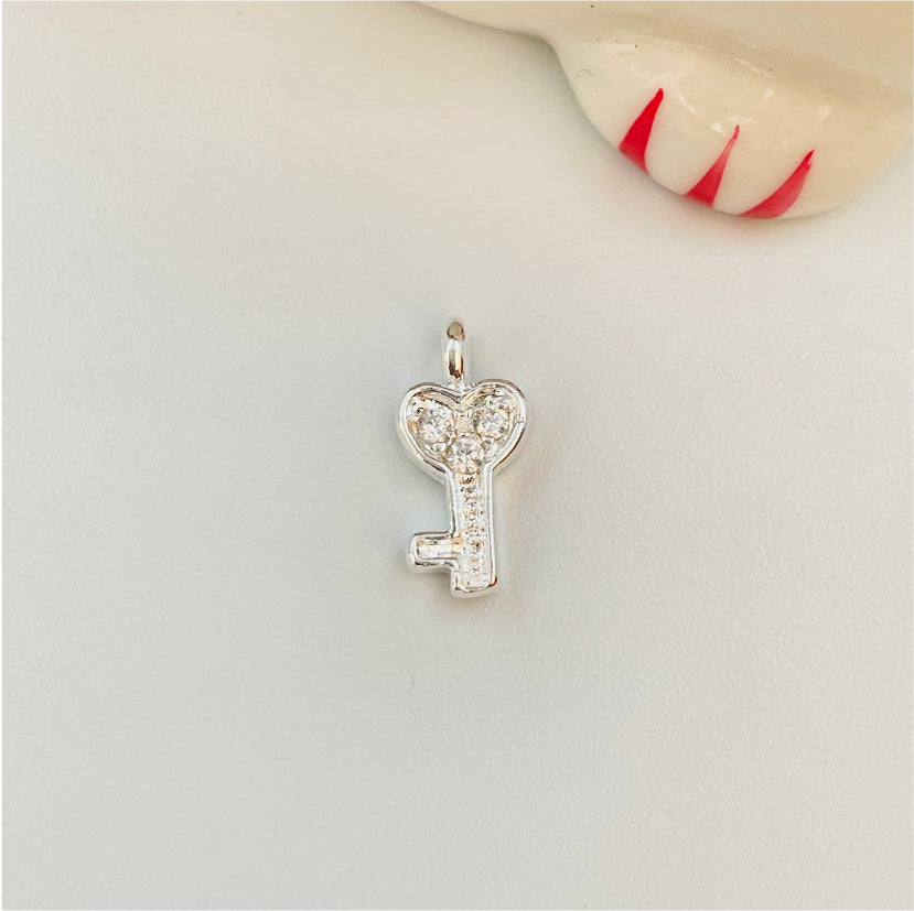 FP811 Colgante Mini llave con circones 11x6 mm incluye argollita Figura Baño Plata Figuras Bañadas en Oro y Plata hecho de Bronce Bañado en Plata 50 ml
