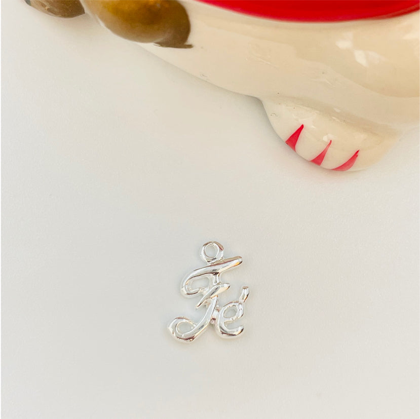 FP822 Colgante Fé 12x8 mm Figura Baño Plata Figuras Bañadas en Oro y Plata hecho de Bronce Bañado en Plata 50 ml