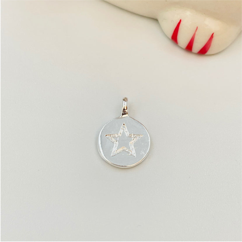 FP826 Colgante Mini Medalla redonda Estrella estampada 10 mm Figura Baño Plata Figuras Bañadas en Oro y Plata hecho de Bronce Bañado en Plata 50 ml