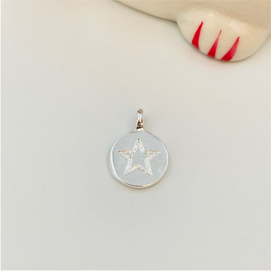 FP826 Colgante Mini Medalla redonda Estrella estampada 10 mm Figura Baño Plata Figuras Bañadas en Oro y Plata hecho de Bronce Bañado en Plata 50 ml