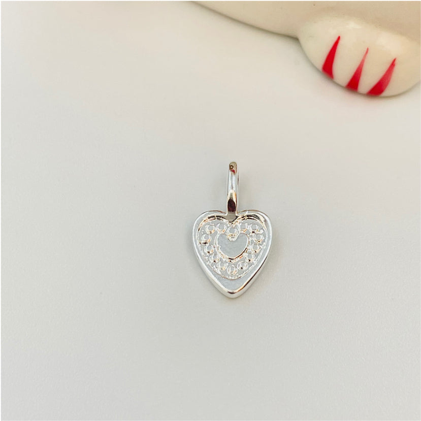 FP829 Colgante con corazón y puntitos en relieve 9x9 mm mas balier fijo 5 mm Figura Baño Plata Figuras Bañadas en Oro y Plata hecho de Bronce Bañado en Plata 50 ml