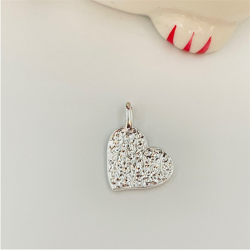 FP830 Colgante Corazón Doble Faz textura y liso 11x14 mm mas balier fijo Figura Baño Plata Figuras Bañadas en Oro y Plata hecho de Bronce Bañado en Plata 50 ml