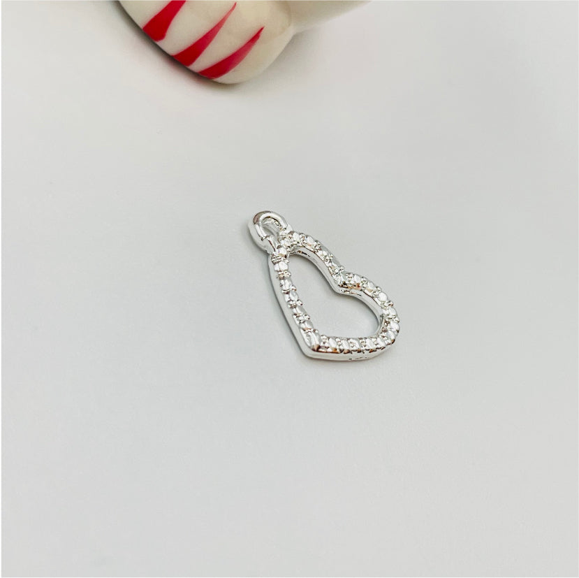 FP840 Colgante Corazón Calado Mediano Borde con Puntitos 15x12 mm incluye argollita Figura Baño Plata Figuras Bañadas en Oro y Plata hecho de Bronce Bañado en Plata 50 ml Joyas Bañadas en Plata