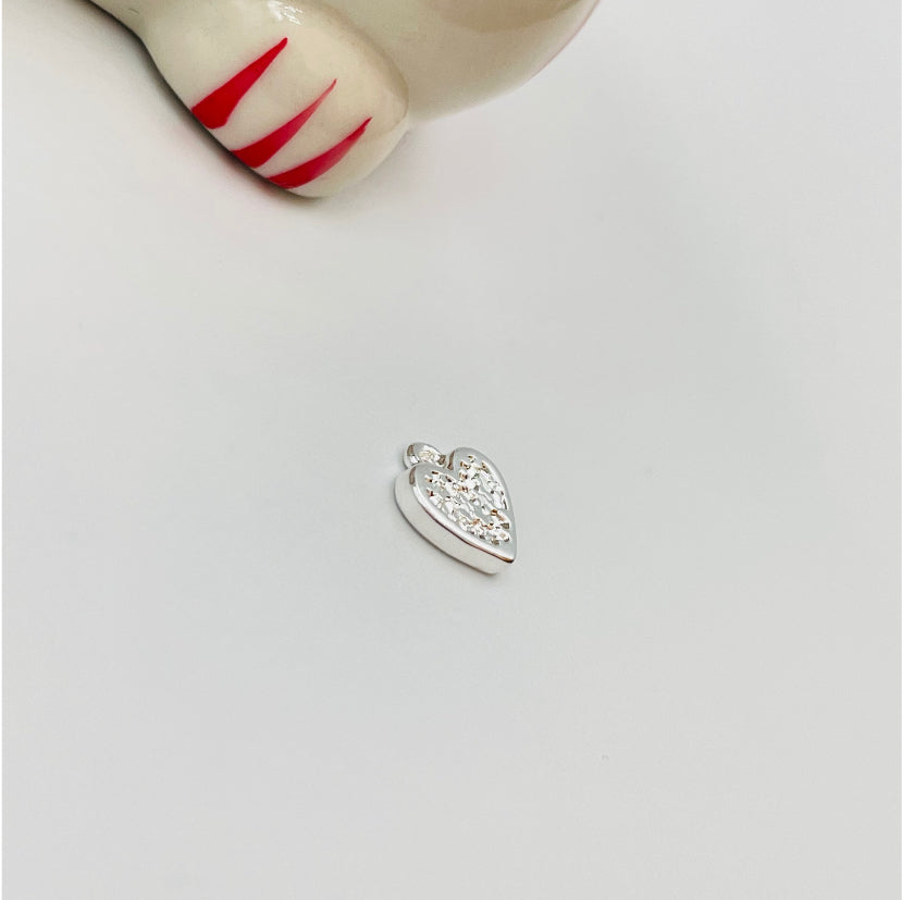 FP841 Colgante Corazón con Puntitos en el Centro 9x9 mm incluye argollita Figura Baño Plata Figuras Bañadas en Oro y Plata hecho de Bronce Bañado en Plata 50 ml Joyas Bañadas en Plata