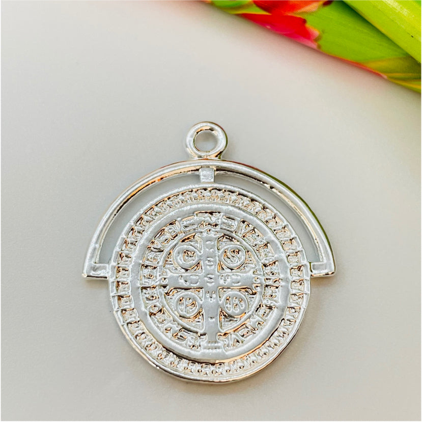 FP856 Colgante Medalla San Benito con borde superior calado 22x25 mm más argollita Figura Baño Plata Figuras Bañadas en Oro y Plata hecho de Bronce Bañado en Plata 50 ml Joyas Bañadas en Plata
