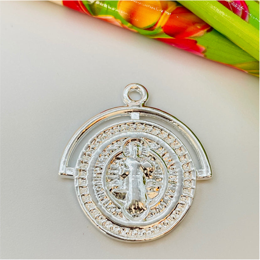 FP856 Colgante Medalla San Benito con borde superior calado 22x25 mm más argollita Figura Baño Plata Figuras Bañadas en Oro y Plata hecho de Bronce Bañado en Plata 50 ml Joyas Bañadas en Plata