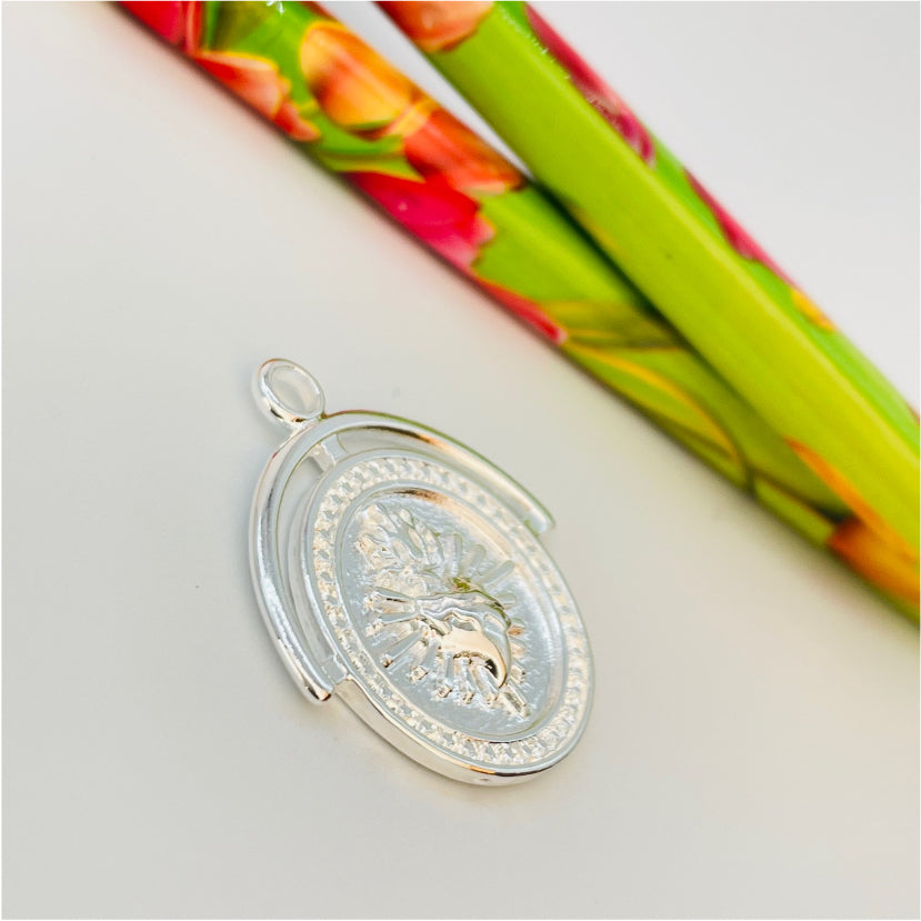 FP857 Colgante Medalla Sagrado Corazón con borde superior calado 22x25 mm más argollita Figura Baño Plata Figuras Bañadas en Oro y Plata hecho de Bronce Bañado en Plata 50 ml Joyas Bañadas en Plata