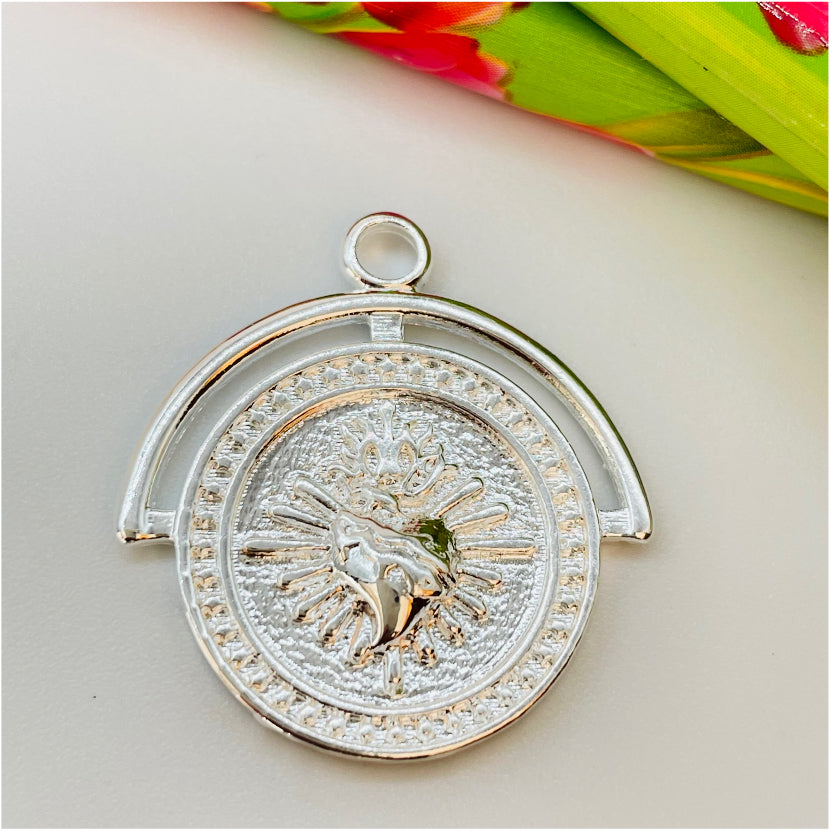 FP857 Colgante Medalla Sagrado Corazón con borde superior calado 22x25 mm más argollita Figura Baño Plata Figuras Bañadas en Oro y Plata hecho de Bronce Bañado en Plata 50 ml Joyas Bañadas en Plata