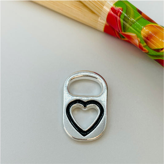 FP861 Colgante Tapa Lata con Corazón Calado detalle en negro 19x11 mm Figura Baño Plata Figuras Bañadas en Oro y Plata hecho de Bronce Bañado en Plata 50 ml Joyas Bañadas en Plata