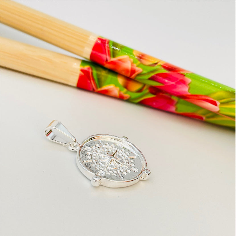 FP868 Colgante Brújula mediano 15 mm más balier Figura Baño Plata Figuras Bañadas en Oro y Plata hecho de Bronce Bañado en Plata 50 ml Joyas Bañadas en Plata
