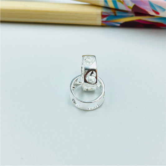FP876 Colgante de Argollitas entrelazadas con Corazones Calados 16x10 mm Figura Baño Plata Figuras Bañadas en Oro y Plata hecho de Bronce Bañado en Plata 50 ml Joyas Bañadas en Plata