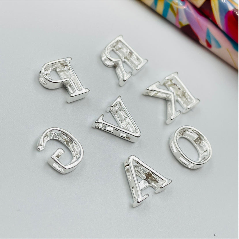 FP879 Mini Letras 10 mm Espesor 3 mm para pasar Figura Baño Plata Figuras Bañadas en Oro y Plata hecho de Bronce Bañado en Plata 50 ml Joyas Bañadas en Plata