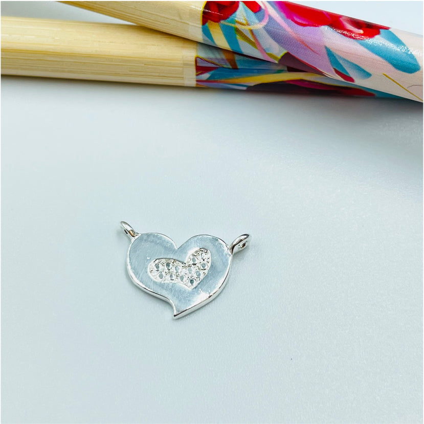 FP881 Colgante o Conector Corazón ladeado centro reticulado 13x10 mm con 2 argollitas Figura Baño Plata Figuras Bañadas en Oro y Plata hecho de Bronce Bañado en Plata 50 ml Joyas Bañadas en Plata