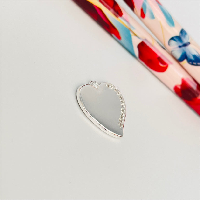 FP892 Colgante Corazón Volado con mitad de borde con circones 15x15 mm Figura Baño Plata Figuras Bañadas en Oro y Plata hecho de Bronce Bañado en Plata 50 ml Joyas Bañadas en Plata
