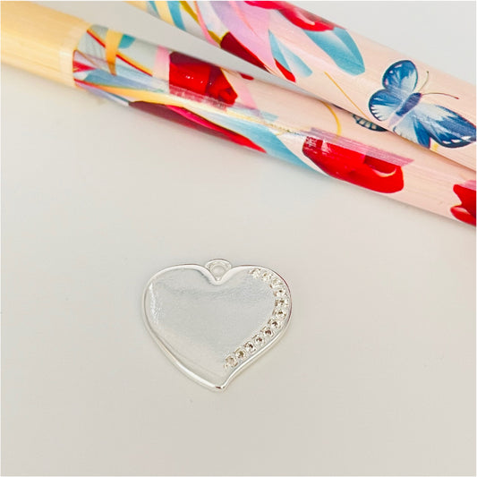 FP892 Colgante Corazón Volado con mitad de borde con circones 15x15 mm Figura Baño Plata Figuras Bañadas en Oro y Plata hecho de Bronce Bañado en Plata 50 ml Joyas Bañadas en Plata