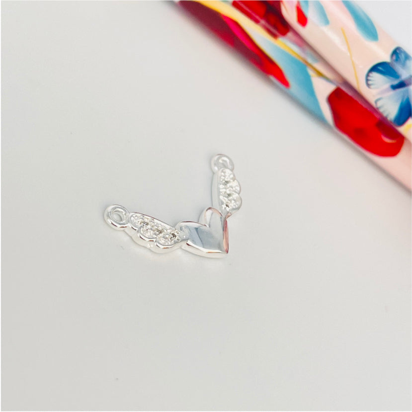 FP894 Colgante Corazón Alado con circones en alitas con argollitas en puntas 13x19 mm incluidas argollitas Figura Baño Plata Figuras Bañadas en Oro y Plata hecho de Bronce Bañado en Plata 50 ml Joyas Bañadas en Plata