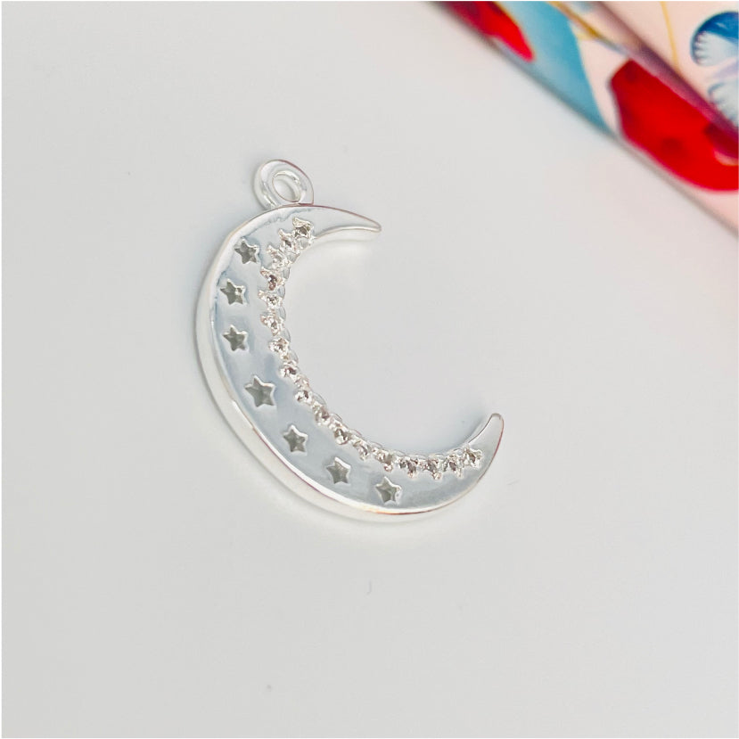 FP895 Colgante Luna con mini estrellas caladas y borde interior con circones 18x15 mm más argollita Figura Baño Plata Figuras Bañadas en Oro y Plata hecho de Bronce Bañado en Plata 50 ml Joyas Bañadas en Plata