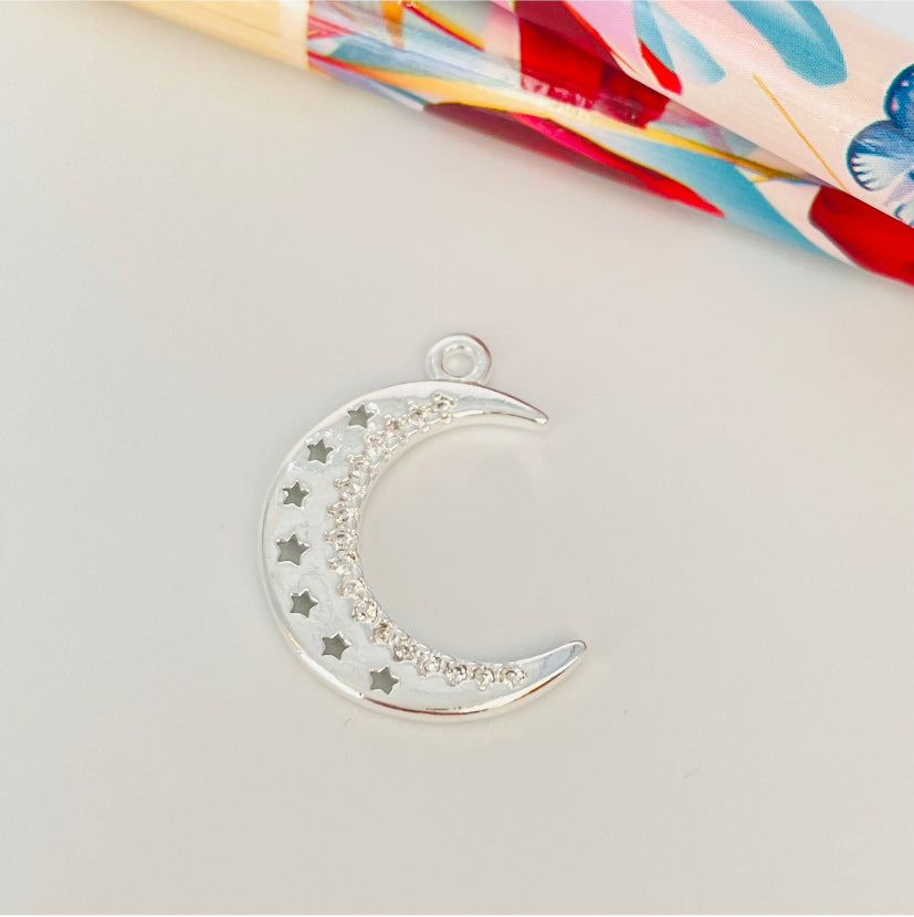 FP895 Colgante Luna con mini estrellas caladas y borde interior con circones 18x15 mm más argollita Figura Baño Plata Figuras Bañadas en Oro y Plata hecho de Bronce Bañado en Plata 50 ml Joyas Bañadas en Plata