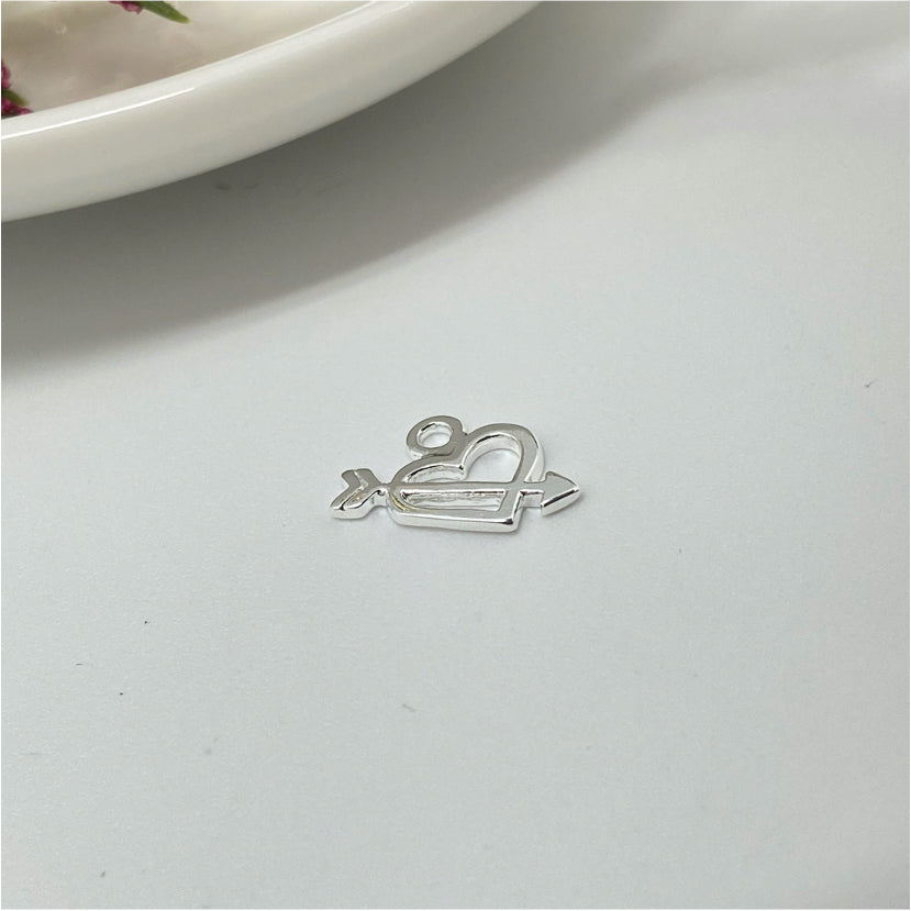 FP921 Corazón Flecha Cupido 7x10 mm más argollita Figura Baño Plata Figuras Bañadas en Oro y Plata hecho de Bronce Bañado en Plata 50 ml Joyas Bañadas en Plata