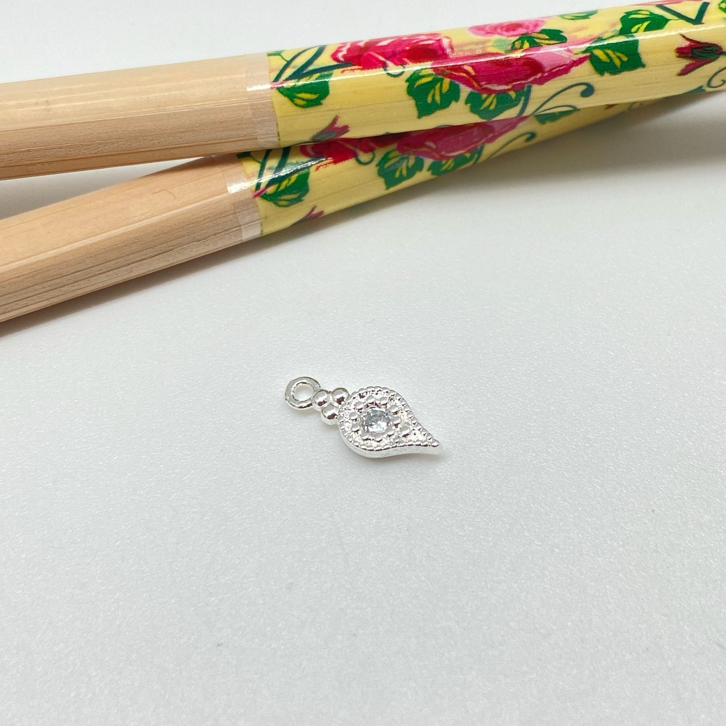 FP928 Colgante Punto de luz Gota invertida 10x6 mm mas argollita Figura Baño Plata Figuras Bañadas hecho de Bronce Bañado en Plata 50 ml Joyas Bañadas en Plata