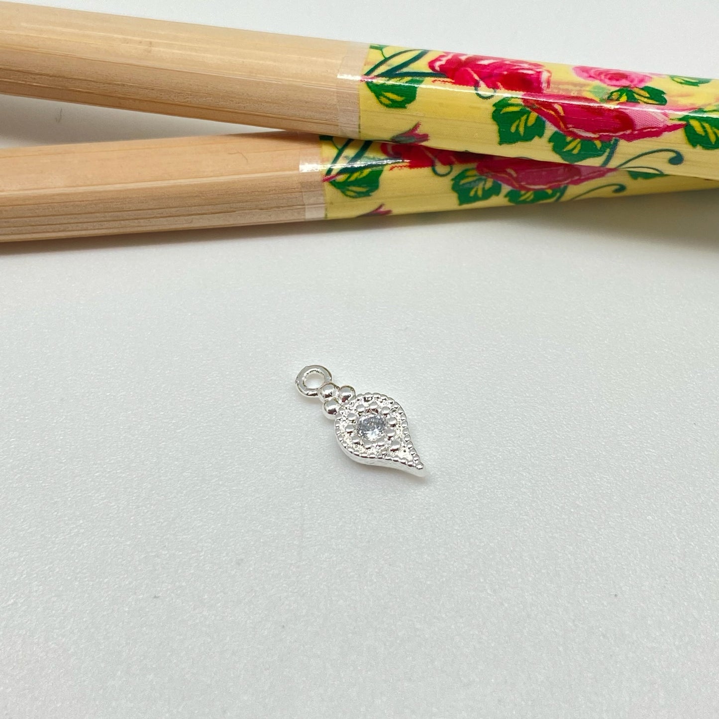 FP928 Colgante Punto de luz Gota invertida 10x6 mm mas argollita Figura Baño Plata Figuras Bañadas hecho de Bronce Bañado en Plata 50 ml Joyas Bañadas en Plata