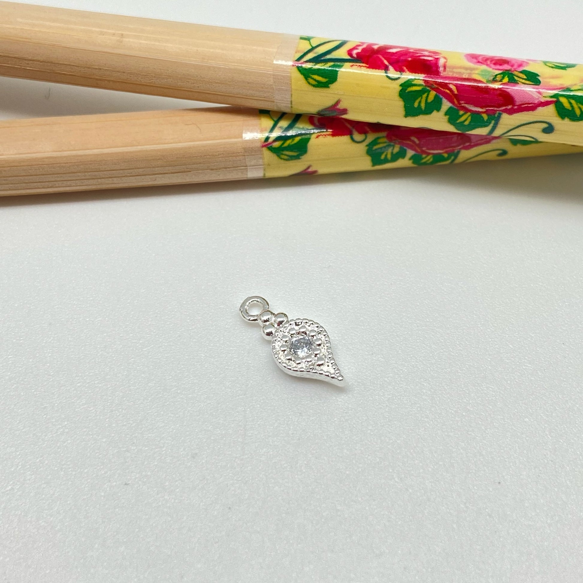 FP928 Colgante Punto de luz Gota invertida 10x6 mm mas argollita Figura Baño Plata Figuras Bañadas hecho de Bronce Bañado en Plata 50 ml Joyas Bañadas en Plata