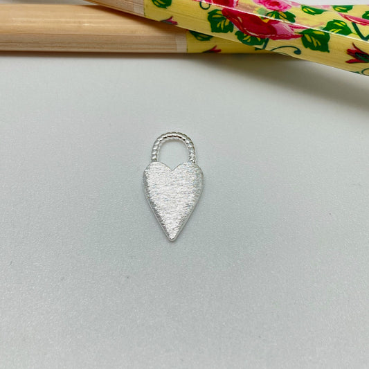 FP932 Colgante Corazón Tipo candado lijado  18x10 mm Figura Baño Plata Figuras Bañadas hecho de Bronce Bañado en Plata 50 ml Joyas Bañadas en Plata