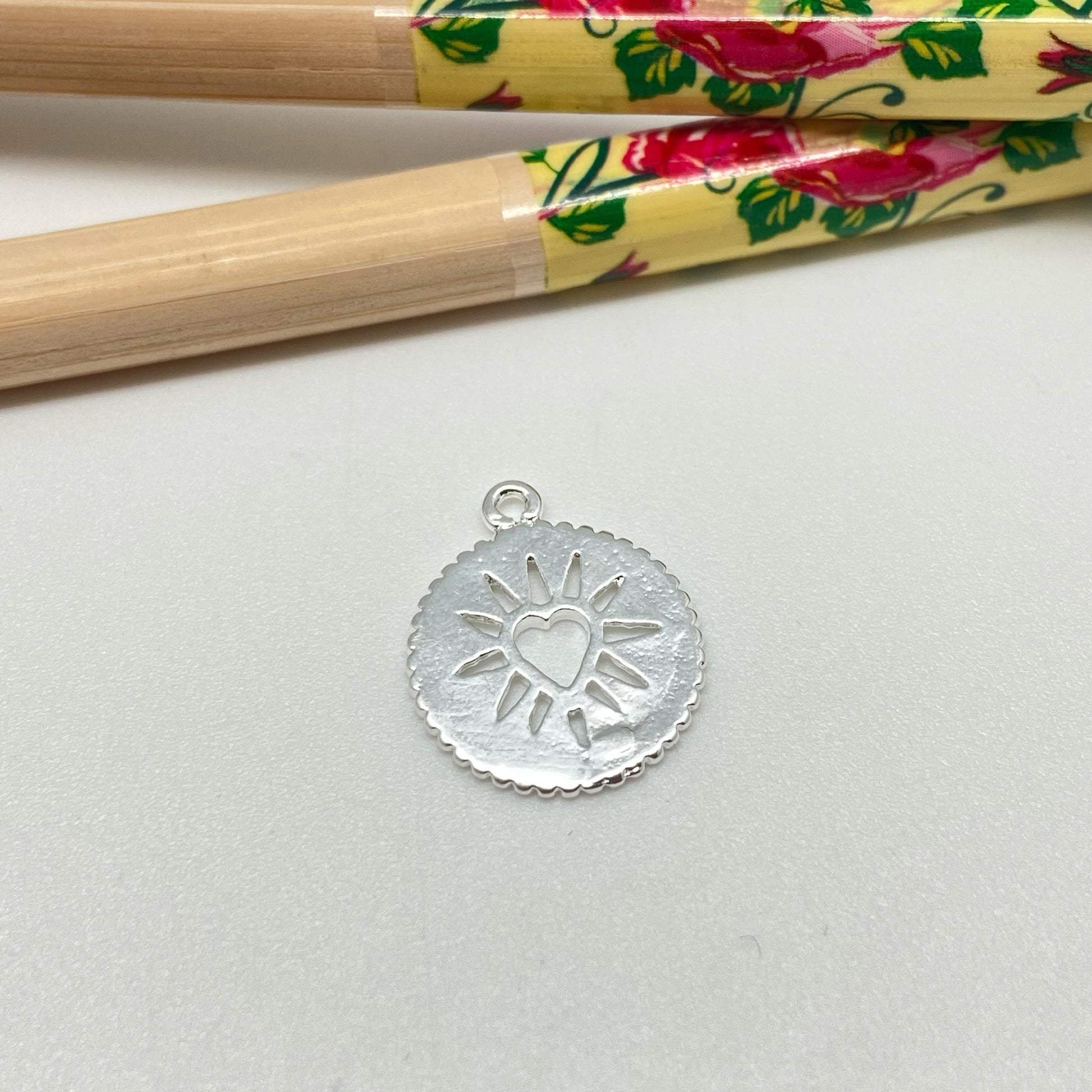FP934 Colgante medalla Corazón con rayos calados Fondo y Borde Rutilados diá. 15 mm más argollita Figura Baño Plata Figuras Bañadas hecho de Bronce Bañado en Plata 50 ml Joyas Bañadas en Plata