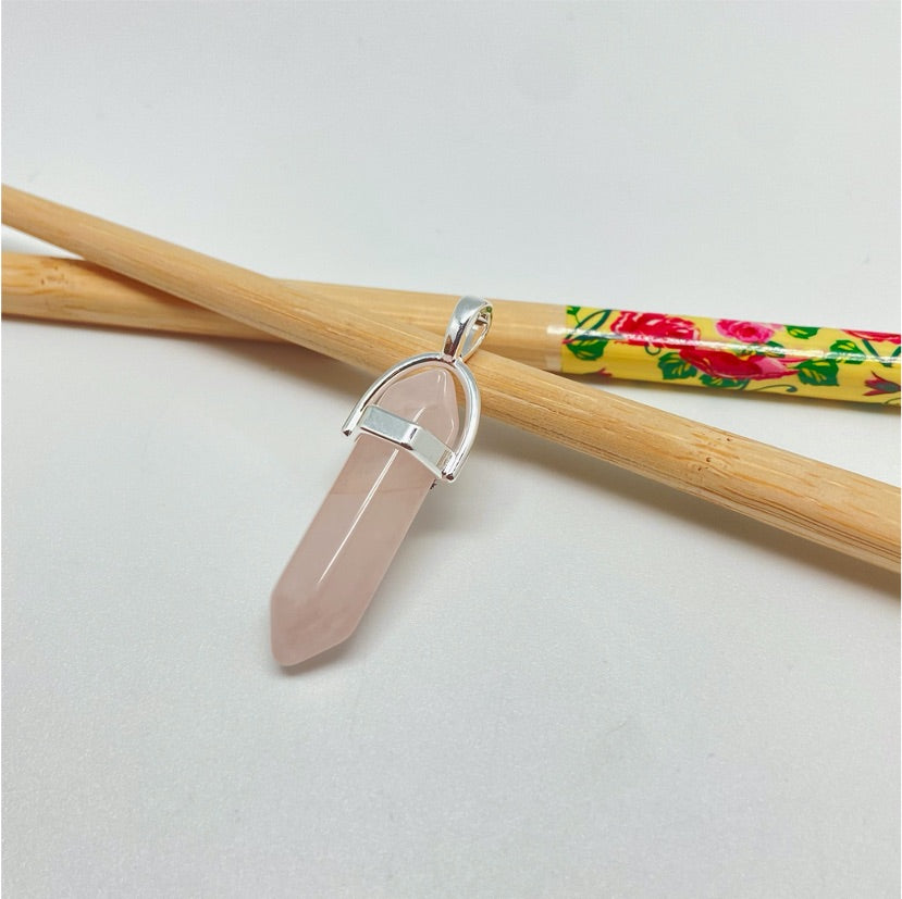 FP939 Colgante Péndulo Cuarzo Rosa 40x15 mm Piedra Natural Figura Baño Plata Figuras Bañadas hecho de Bronce Bañado en Plata 50 ml Joyas Bañadas en Plata