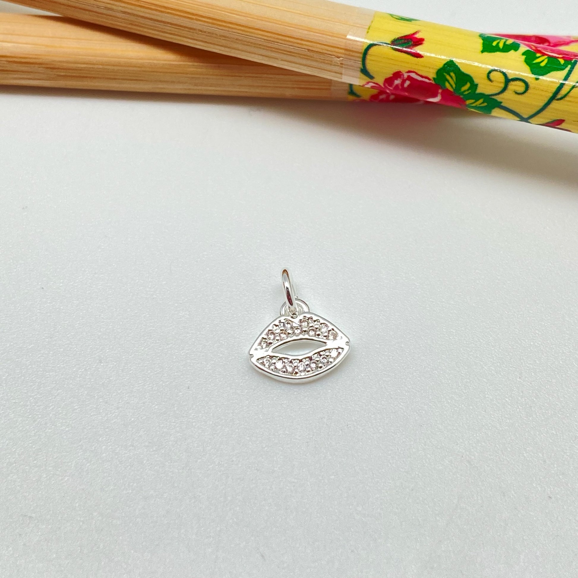 FP940 Colgante Boca con Circones 9x10 mm más argollita Figura Baño Plata Figuras Bañadas hecho de Bronce Bañado en Plata 50 ml Joyas Bañadas en Plata