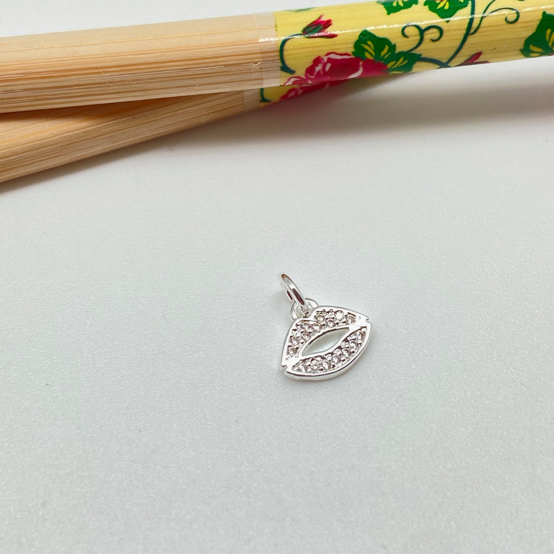 FP940 Colgante Boca con Circones 9x10 mm más argollita Figura Baño Plata Figuras Bañadas hecho de Bronce Bañado en Plata 50 ml Joyas Bañadas en Plata