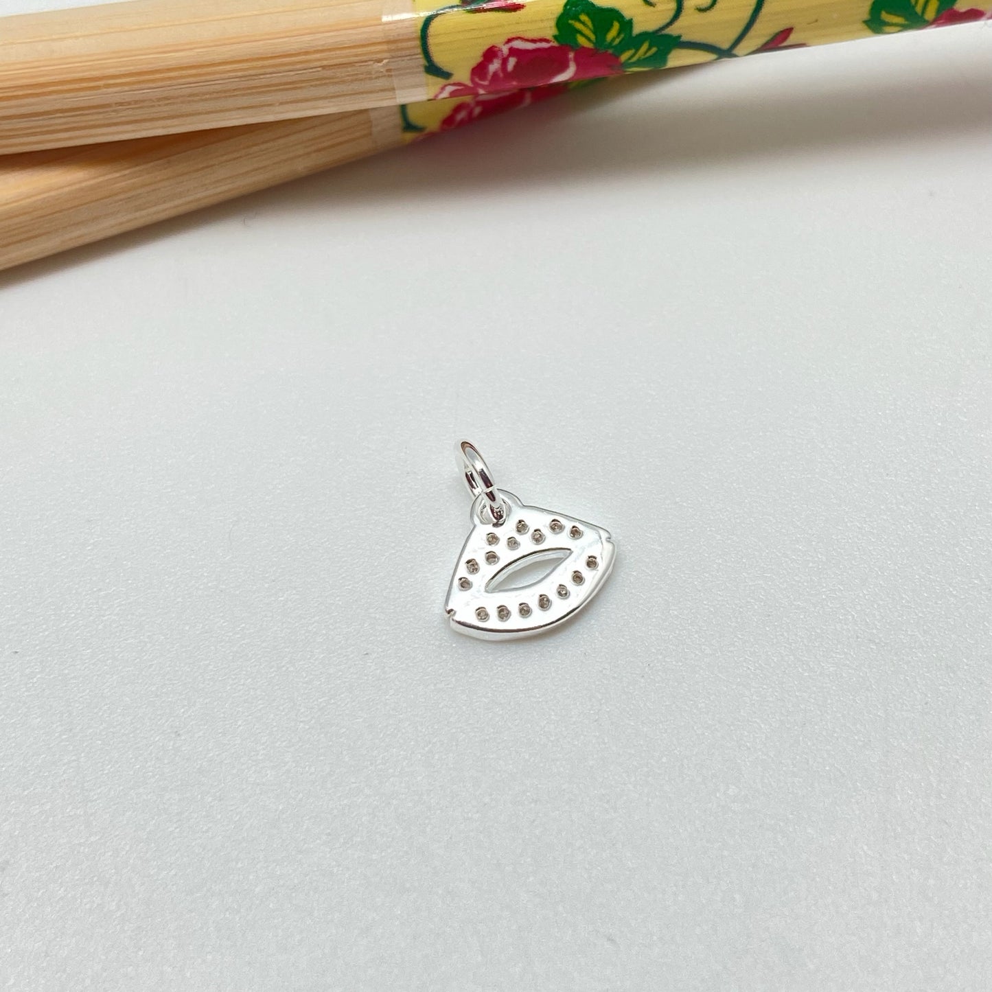 FP940 Colgante Boca con Circones 9x10 mm más argollita Figura Baño Plata Figuras Bañadas hecho de Bronce Bañado en Plata 50 ml Joyas Bañadas en Plata
