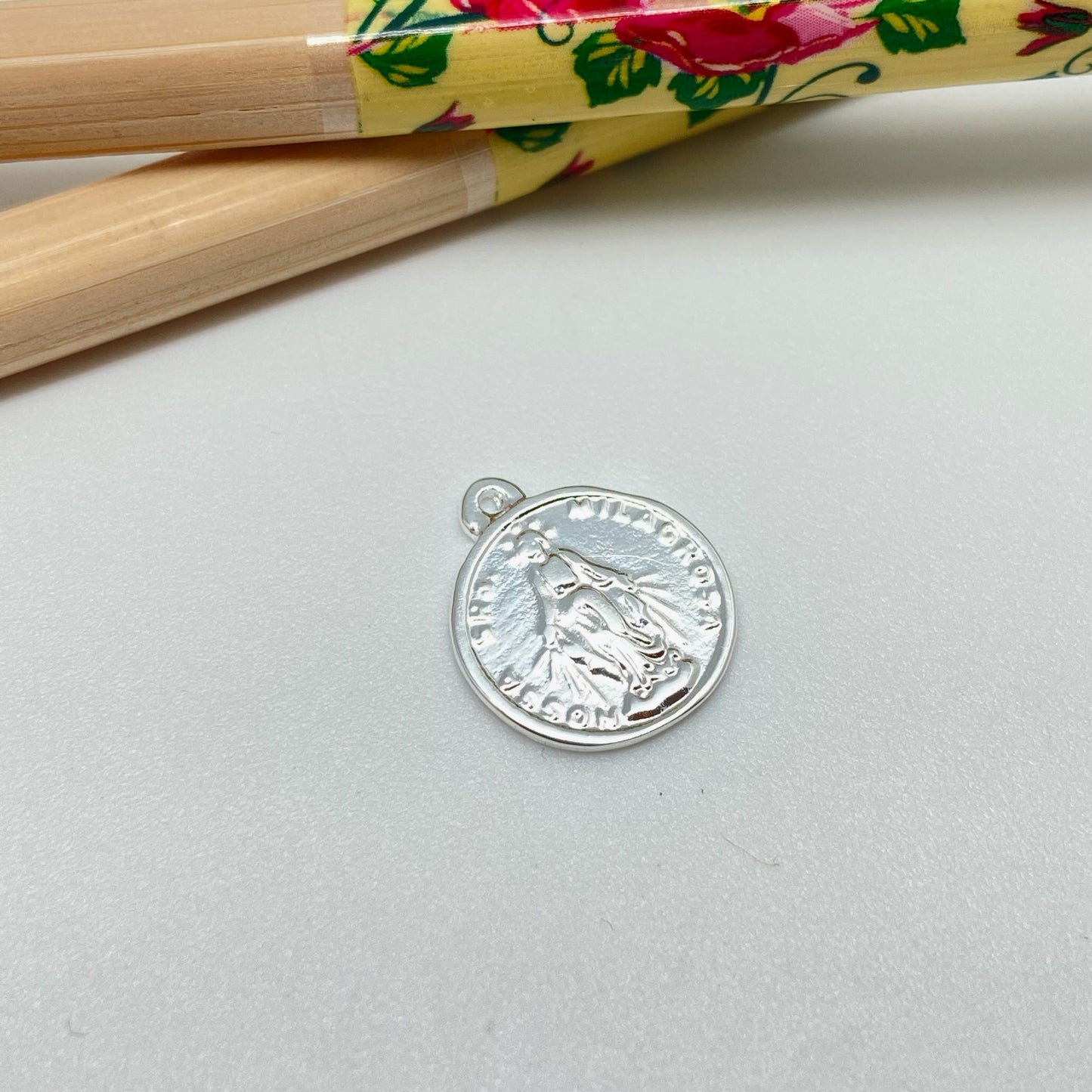 FP950 Colgante Medalla Virgen de los Rayos 14 mm más argollita Figura Baño Plata Figuras Bañadas hecho de Bronce Bañado en Plata 50 ml Joyas Bañadas en Plata