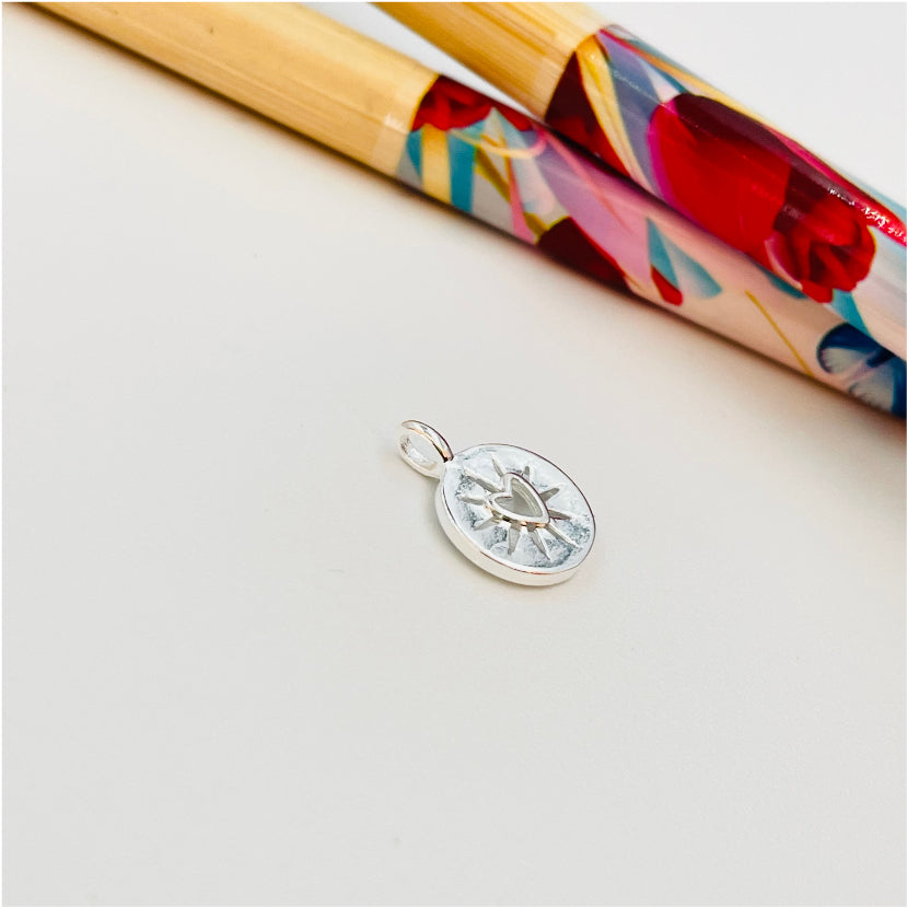 FP954 Colgante Medalla Corazón calado con borde en relieve y rayos calados 10 mm argollita de lado para pasar Figura Baño Plata Figuras Bañadas hecho de Bronce Bañado en Plata 50 ml Joyas Bañadas en Plata