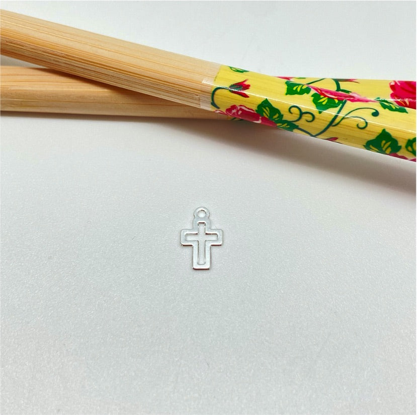FP955 Colgante Mini Cruz Calada 9x7 mm más argollita Figura Baño Plata Figuras Bañadas hecho de Bronce Bañado en Plata 50 ml Joyas Bañadas en Plata