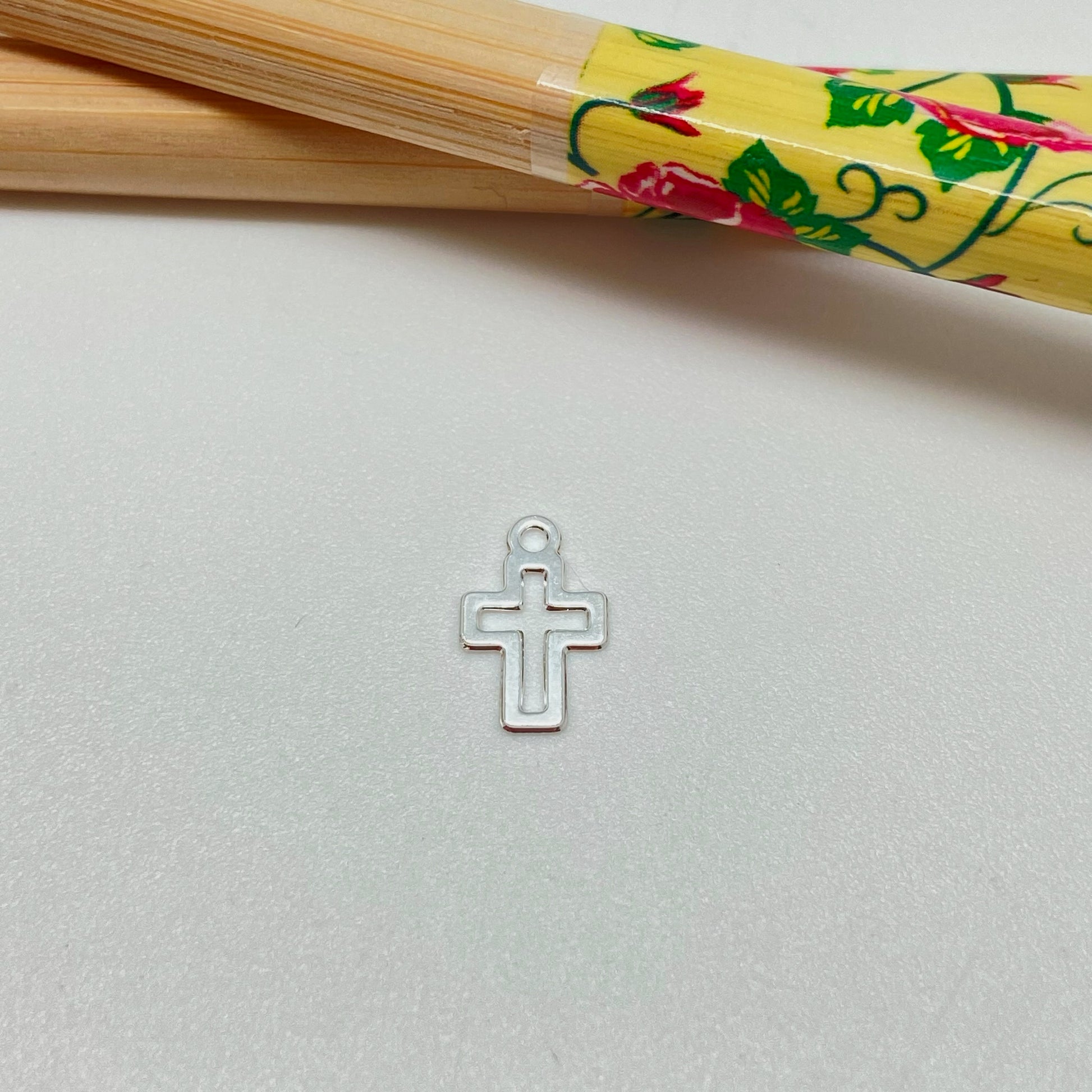FP955 Colgante Mini Cruz Calada 9x7 mm más argollita Figura Baño Plata Figuras Bañadas hecho de Bronce Bañado en Plata 50 ml Joyas Bañadas en Plata