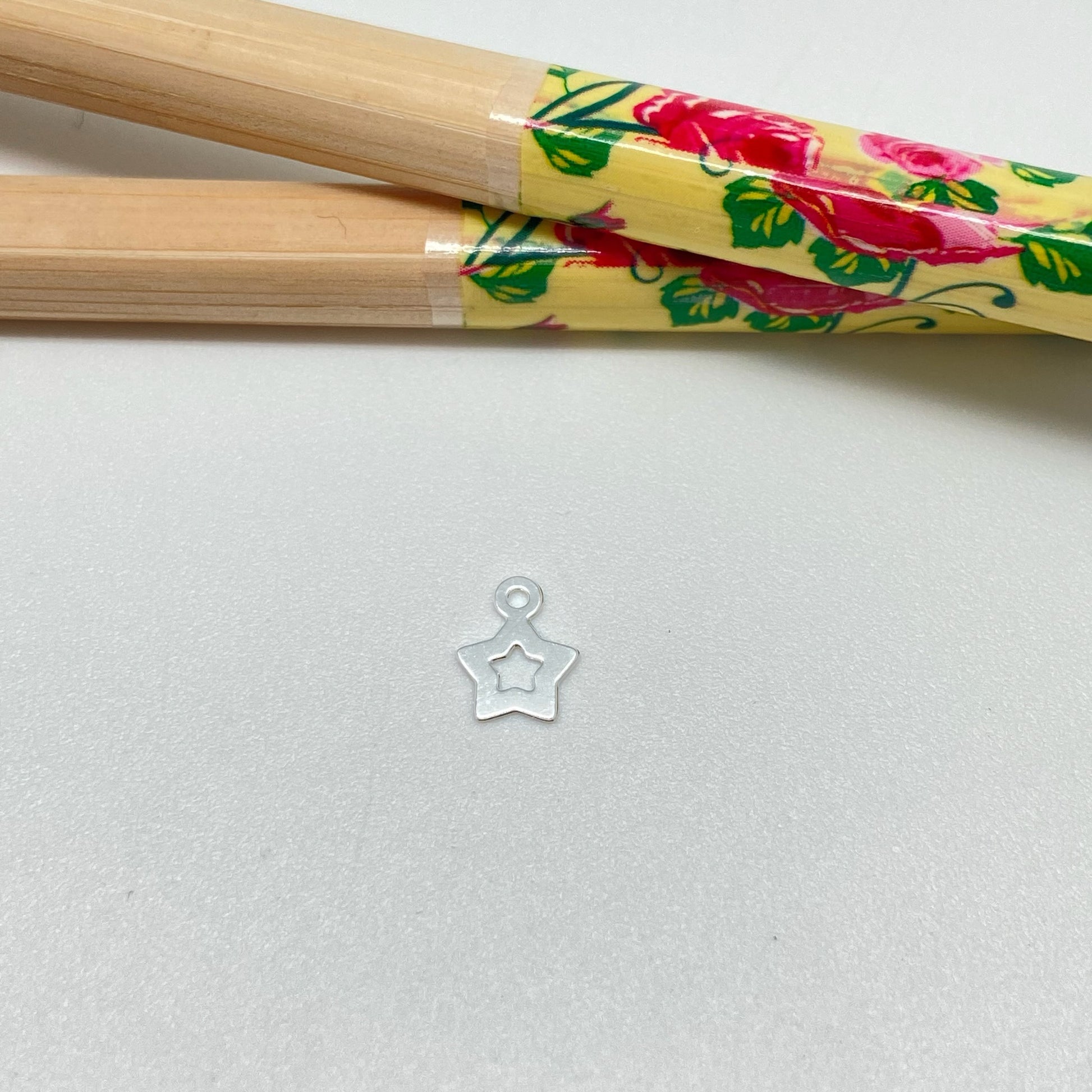 FP956 Colgante Mini estrella Calada 6x6 mm más argollita Figura Baño Plata Figuras Bañadas hecho de Bronce Bañado en Plata 50 ml Joyas Bañadas en Plata