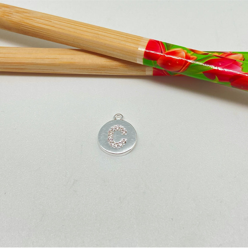 FP961-C Colgante Medalla con Letra en Circones 11 mm más argollita Figura Baño Plata Figuras Bañadas hecho de Bronce Bañado en Plata 50 ml Joyas Bañadas en Plata