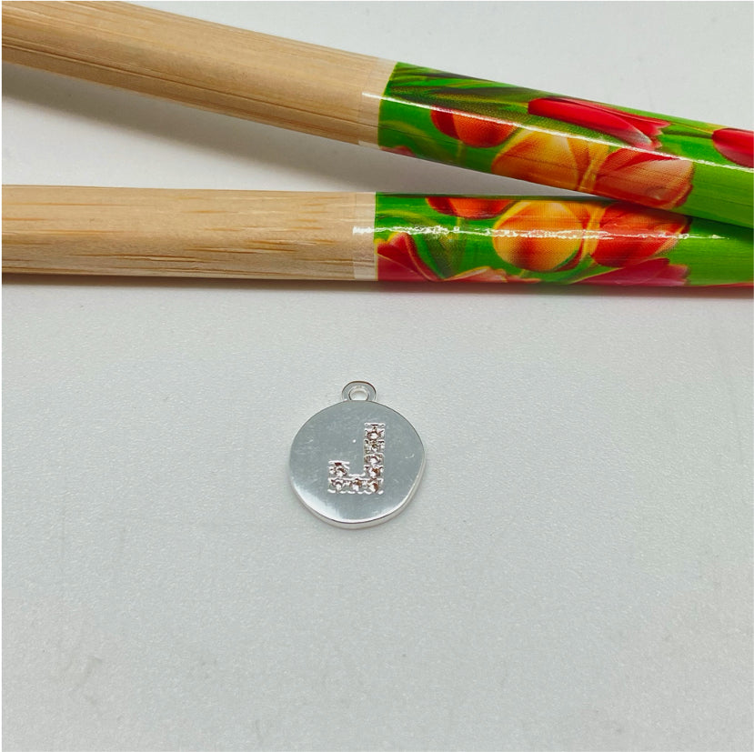 FP961-J Colgante Medalla con Letra en Circones 11 mm más argollita Figura Baño Plata Figuras Bañadas hecho de Bronce Bañado en Plata 50 ml Joyas Bañadas en Plata