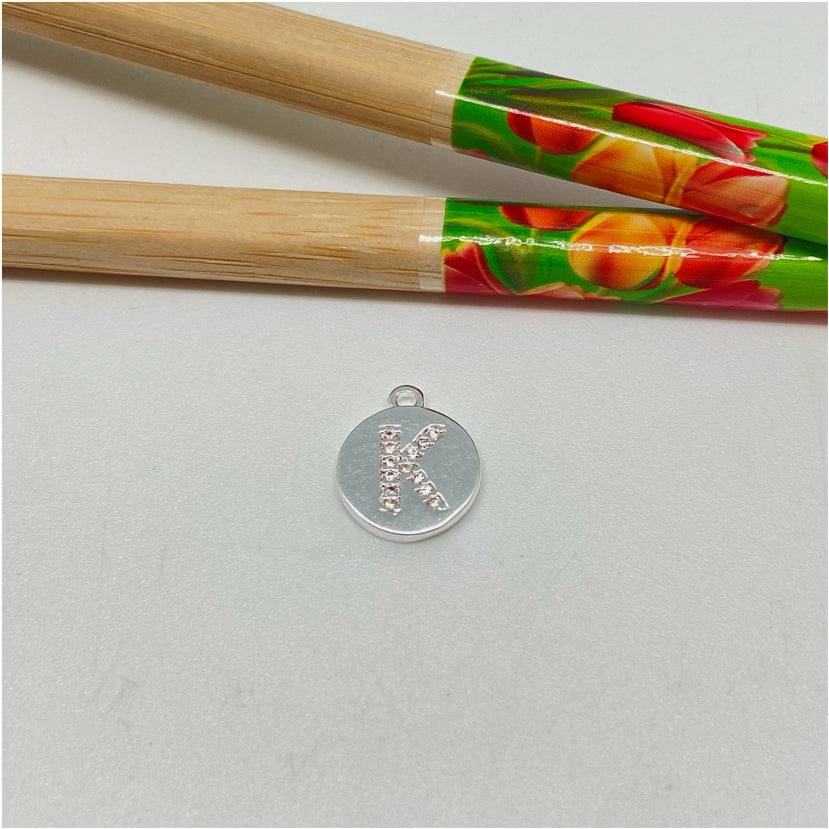 FP961-K Colgante Medalla con Letra en Circones 11 mm más argollita Figura Baño Plata Figuras Bañadas hecho de Bronce Bañado en Plata 50 ml Joyas Bañadas en Plata